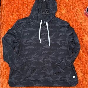 Vuori women’s Halo Essential Black Camo Hoodie size XL